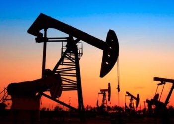 El petróleo se desploma un 30 % por el fracaso del acuerdo de la OPEP y el temor al coronavirus