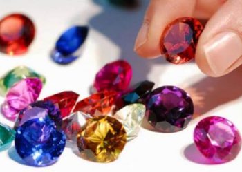 Un albañil halla piedras preciosas escondidas en una antigua casa parroquial en Francia