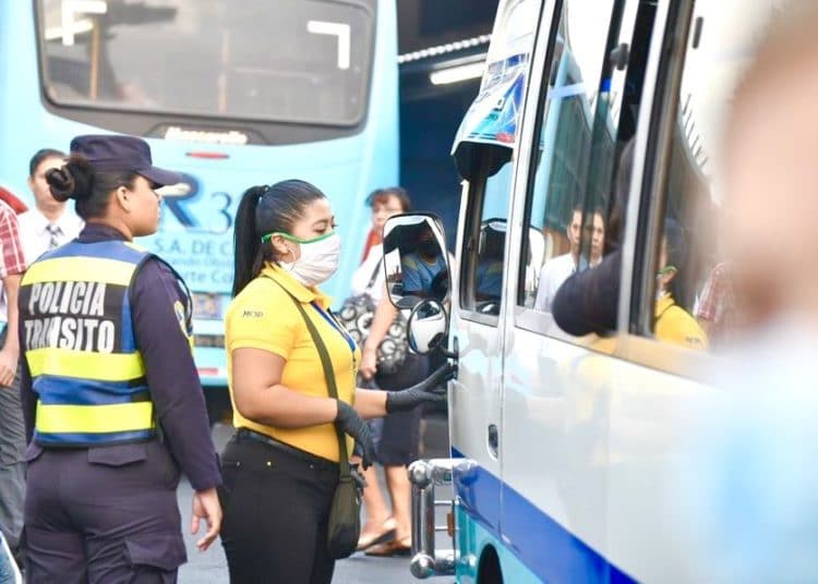 VMT verifica que transportistas realizan jornadas de limpieza de buses y microbuses para contener avance de coronavirus
