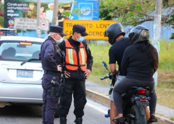 Agente de la PNC expresa que todo conductor que sea sorprendido incumpliendo la cuarentena domiciliar obligatoria, será enviado a centro de retención preventiva con fines sanitarios.