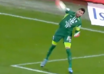 (VIDEO) Un portero marca un autogol con las manos