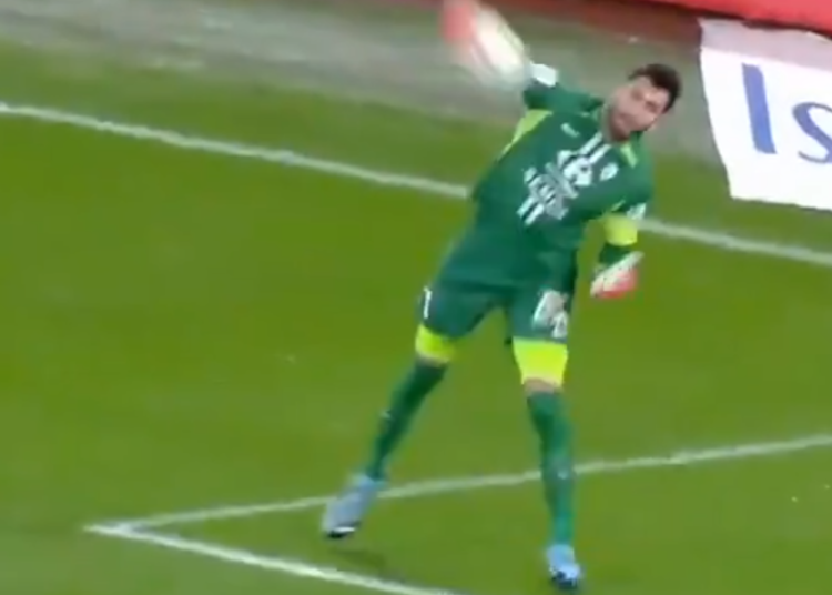 (VIDEO) Un portero marca un autogol con las manos