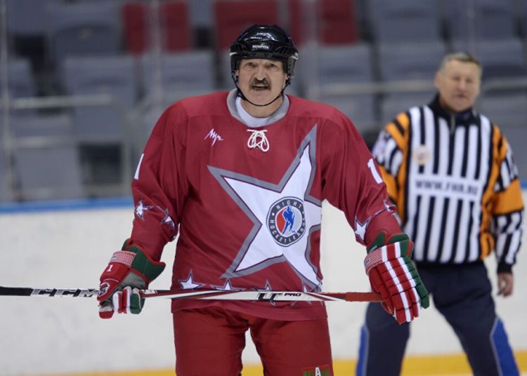 En medio de la pandemia, el presidente de Bielorrusia jugó un partido de hockey sobre hielo