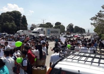 Maestros y estudiantes bloquearon carretera Panamericana por demanda de pasarela