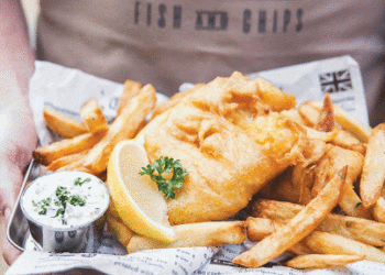 Por tres meses, un samaritano regala ‘fish and chips’ a habitantes de un pueblo por cuarentena de coronavirus