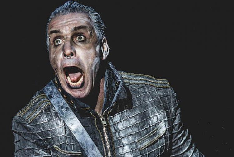 Cantante de Rammstein ‘se esconde del coronavirus’ en una burbuja en su concierto en Moscú
