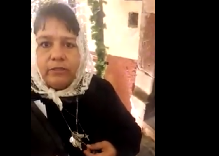 (VIDEO) Mujer asegura que el maquillaje es cosa del diablo