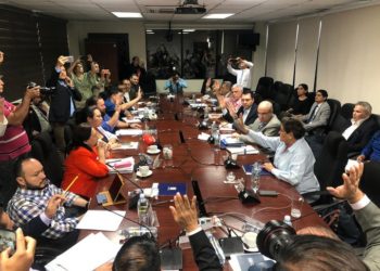 Parker dice «se suprimirán juguetes (buque)» en préstamo del BCIE; presidente responde «no habrá maletines negros»