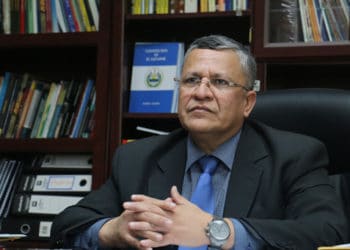 Fiscalía procesará a rector de la UES, Roger Arias, por ingresar al país burlando control sanitario