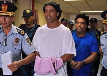 El abogado defensor de Ronaldinho: “Es tonto, no sabía que era un delito”