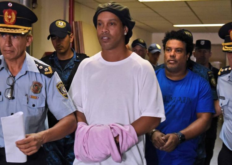 El abogado defensor de Ronaldinho: “Es tonto, no sabía que era un delito”