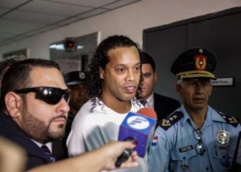 Presidente de Paraguay ordena investigación interna por pasaportes falsos de Ronaldinho