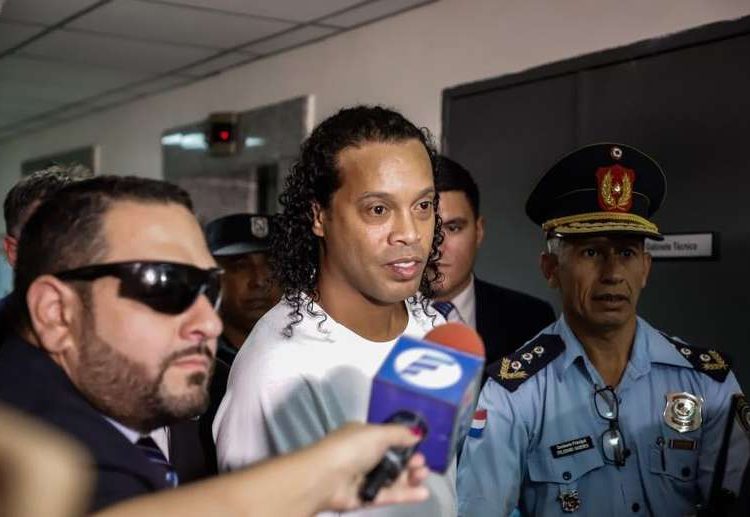 Presidente de Paraguay ordena investigación interna por pasaportes falsos de Ronaldinho