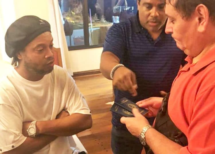Detienen a Ronaldinho en Paraguay por viajar con pasaporte falso
