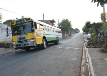 Usuarios de ruta 210 de Santa Ana se quejan que los obligan a usar guantes para abordar bus