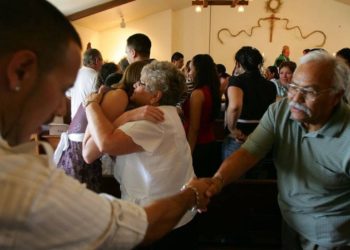 Iglesia católica salvadoreña recomienda a feligreses evitar saludo de paz