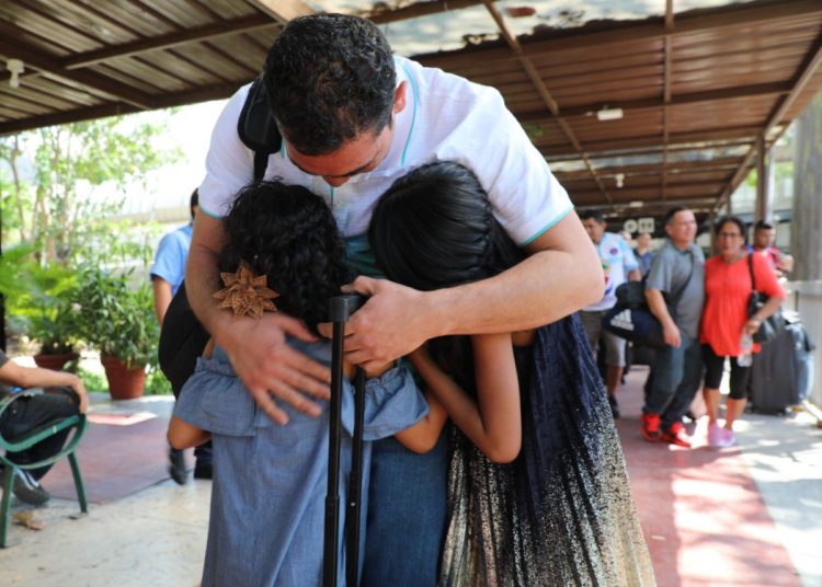 Llega al país primer contingente de trabajadores salvadoreños en EE.UU. con visa H-2A