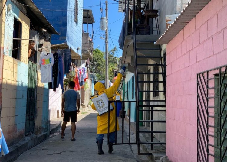 La alcaldía de San Salvador sanitizó las calles, plazas y ejes preferenciales en el centro de la capital para evitar la propagación del coronavirus o covid 19 en el país.