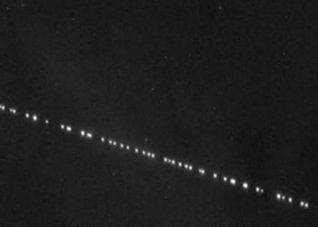 Hilera de satélites causa alarma en Estados Unidos al confundirlos con ovnis