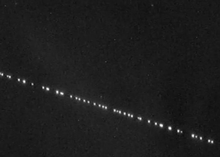 Hilera de satélites causa alarma en Estados Unidos al confundirlos con ovnis