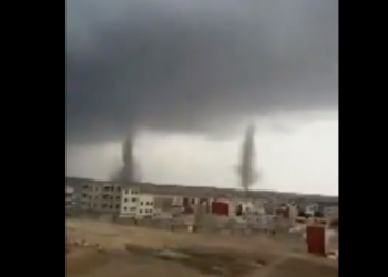 (VIDEO) Enormes tornados ‘gemelos’ pasan por una ciudad marroquí