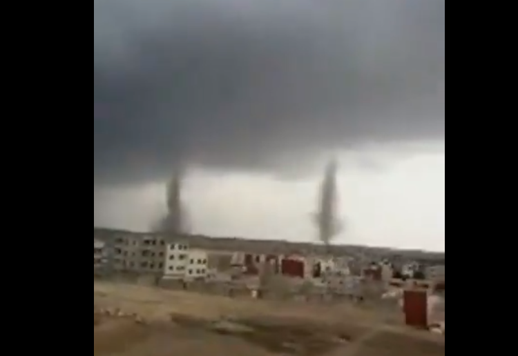 (VIDEO) Enormes tornados ‘gemelos’ pasan por una ciudad marroquí