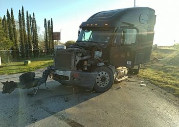 (VIDEO) Un tren embiste un camión atascado a la mitad de un cruce ferroviario