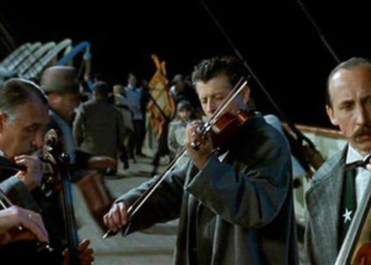 (VIDEO) Violinistas tocan música hundimiento del Titanic ante estantes de papel higiénico vacíos
