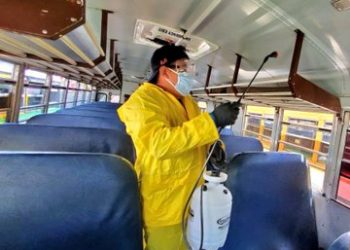 Dentro de las medidas de prevención aplicadas por el VMT, está la sanitizacion constante en el transporte público.