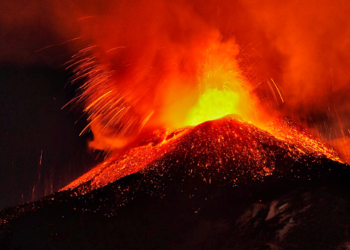 (VIDEO) El volcán Etna brinda una «exhibición pirotécnica» en medio de la cuarentena