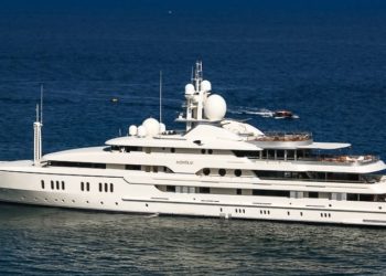 El lujoso yate de 79 millones de dólares de un príncipe saudita se vuelca en un astillero de Grecia