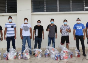 Jugadores de la segunda y tercera división reciben ayuda alimenticia del INDES