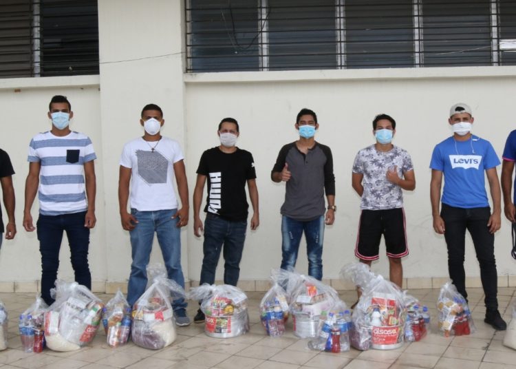 Jugadores de la segunda y tercera división reciben ayuda alimenticia del INDES