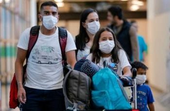 Experto explica cómo reabrir el mundo tras la pandemia sin un rápido crecimiento de nuevas infecciones