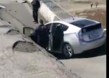 (VIDEOS) Un ruso graba cómo se derrumba un puente bajo su coche