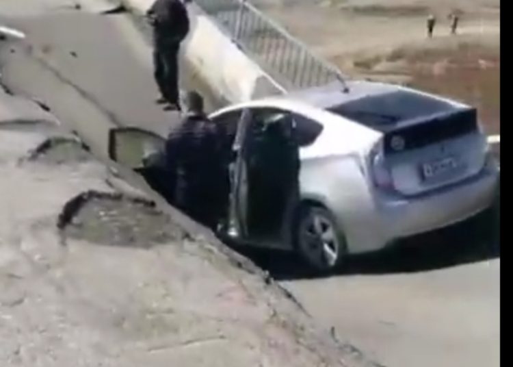 (VIDEOS) Un ruso graba cómo se derrumba un puente bajo su coche