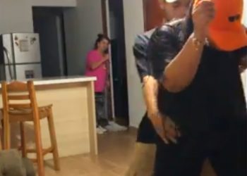 (VIDEO) Así reacciona al ver a su hijo en atrevido baile de reguetón con su novia