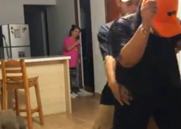 (VIDEO) Así reacciona al ver a su hijo en atrevido baile de reguetón con su novia