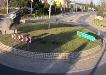 (VIDEO) Un auto a toda velocidad choca en un redondel, sale volando y cae junto a una iglesia