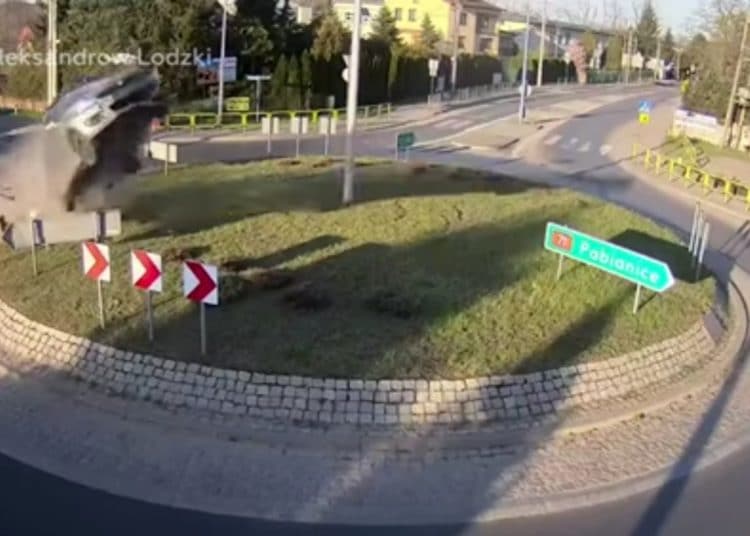 (VIDEO) Un auto a toda velocidad choca en un redondel, sale volando y cae junto a una iglesia