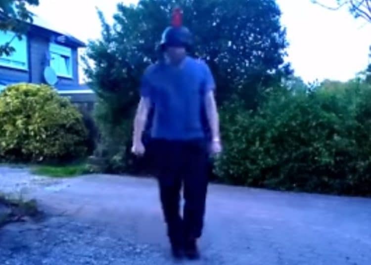 (VIDEO) Un ingeniero construye un casco con un ‘cañón’ láser para mantener la distancia social