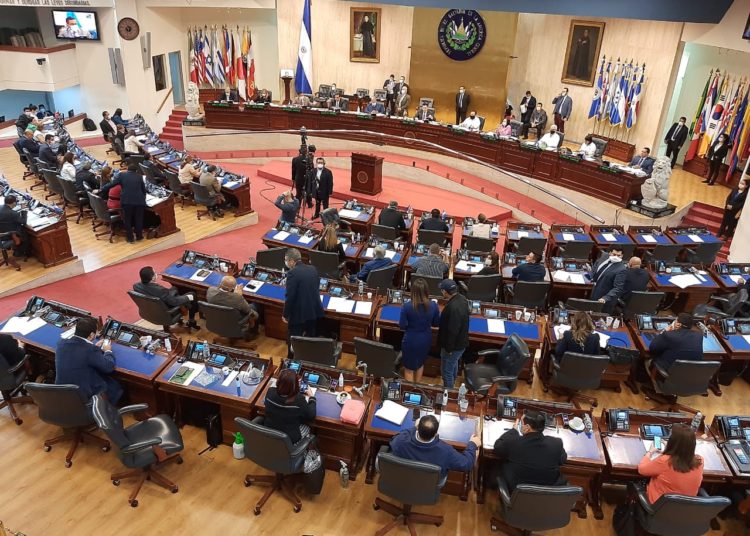 Alcaldes pueden utilizar dinero del FODES para pagar deudas