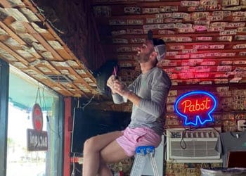 Dueña de un bar decorado con miles de billetes los quita y dona el dinero a sus empleados afectados por la pandemia