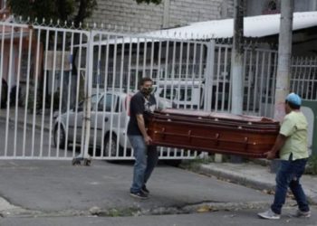 En Ecuador autoridades entregan ataúdes de cartón para liberar morgues saturadas de cadáveres