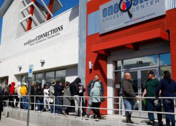 En EE.UU. más de 6 millones de personas solicitan ayuda del gobierno al perder trabajo por el covid-19