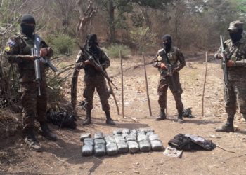 Soldados decomisan 27 paquetes de marihuana que dos sujetos pretendían ingresar al país por un punto ciego