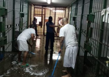 Reclusos limpian penales para evitar contagio de coronavirus