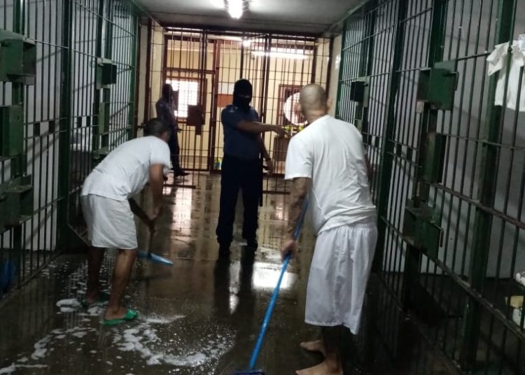 Reclusos limpian penales para evitar contagio de coronavirus