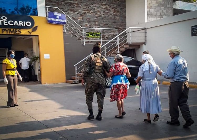 Bancos autorizados para entregar compensación de $300 trabajarán en Semana Santa