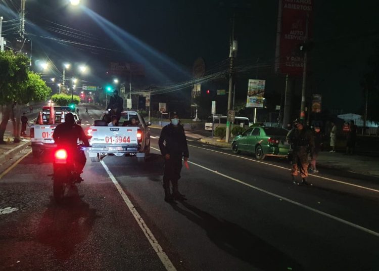 (VIDEO) Sorprenden a 20 sujetos que salieron a departir durante la cuarentena